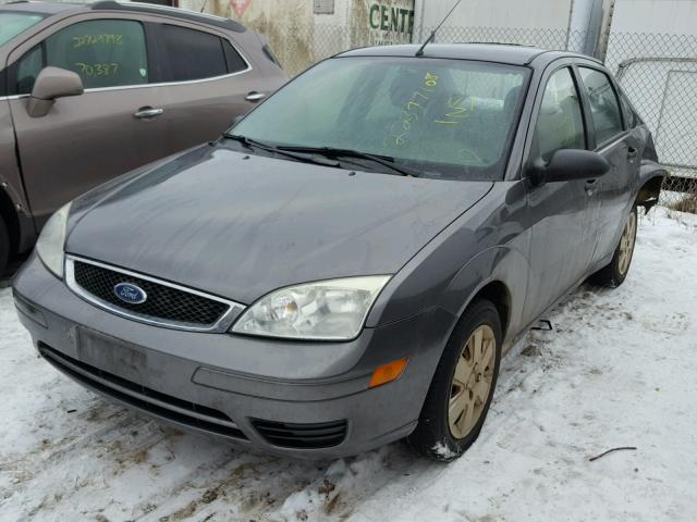 1FAHP34N37W114383 - 2007 FORD FOCUS ZX4 GRAY photo 2