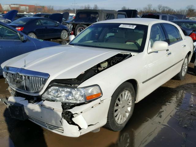 1LNHM81W03Y610300 - 2003 LINCOLN TOWN CAR E WHITE photo 2