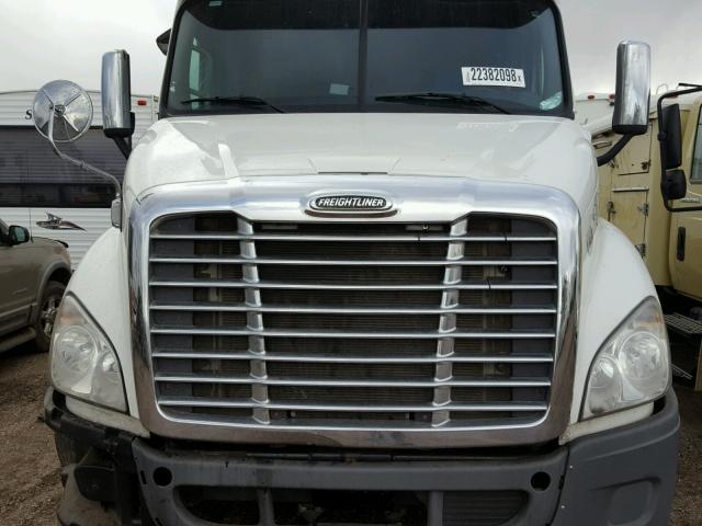 1FUJGHDV9CSBK7984 - 2012 FREIGHTLINER CASCADIA 1 WHITE photo 7