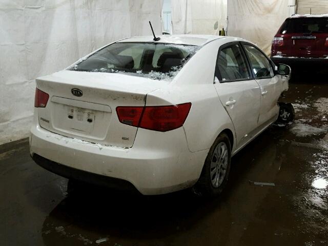 KNAFU4A20D5727022 - 2013 KIA FORTE EX WHITE photo 4