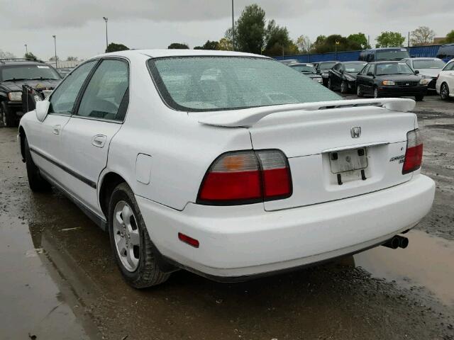 1HGCD5631VA114382 - 1997 HONDA ACCORD LX WHITE photo 3