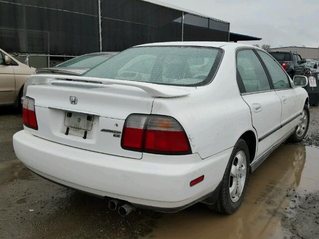 1HGCD5631VA114382 - 1997 HONDA ACCORD LX WHITE photo 4