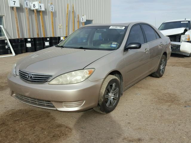 JTDBE32K063063519 - 2006 TOYOTA CAMRY LE GOLD photo 2