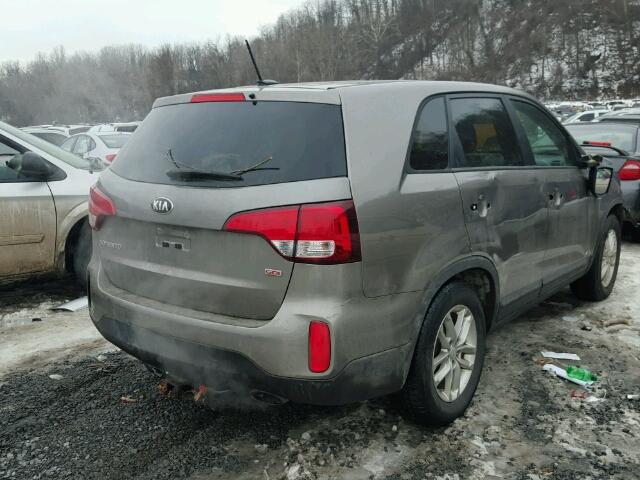 5XYKTCA66FG613859 - 2015 KIA SORENTO LX GRAY photo 4