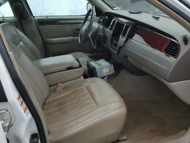 1LNHM81W03Y615836 - 2003 LINCOLN TOWN CAR E WHITE photo 5