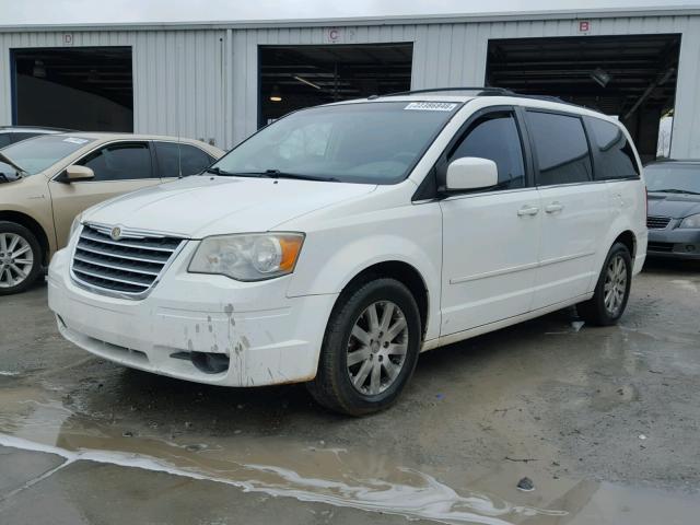 2A8HR54P28R143698 - 2008 CHRYSLER TOWN & COU WHITE photo 2