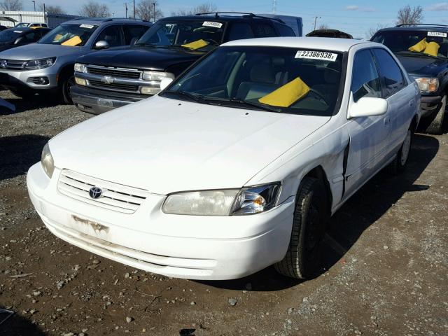 JT2BG22K9V0022156 - 1997 TOYOTA CAMRY LE WHITE photo 2