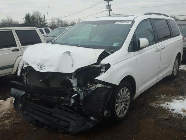 5TDYK3DC4DS319259 - 2013 TOYOTA SIENNA XLE WHITE photo 2