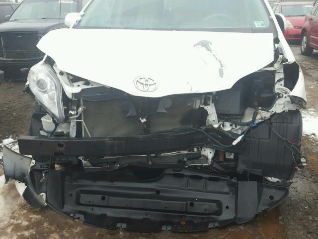 5TDYK3DC4DS319259 - 2013 TOYOTA SIENNA XLE WHITE photo 9