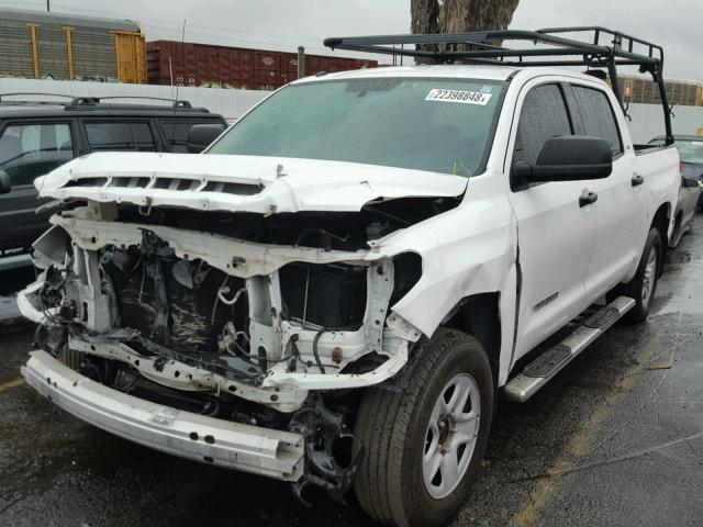 5TFEM5F14EX071398 - 2014 TOYOTA TUNDRA CRE WHITE photo 2