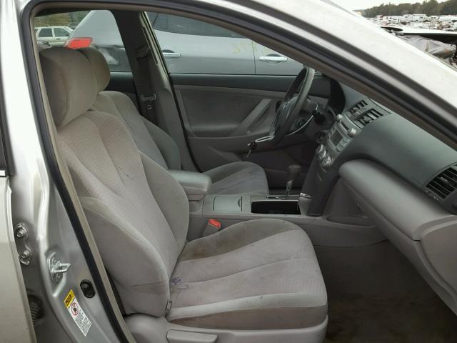 4T1BF3EK0BU703950 - 2011 TOYOTA CAMRY BASE Արծաթագույն լուսանկար 5