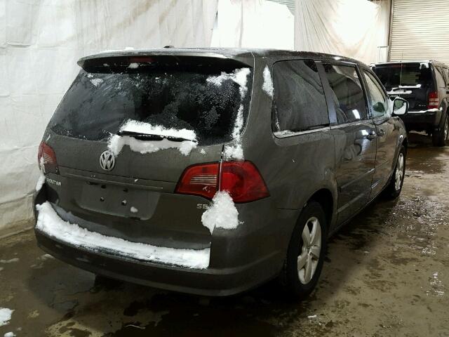 2V4RW3D18AR296490 - 2010 VOLKSWAGEN ROUTAN SE GREEN photo 4