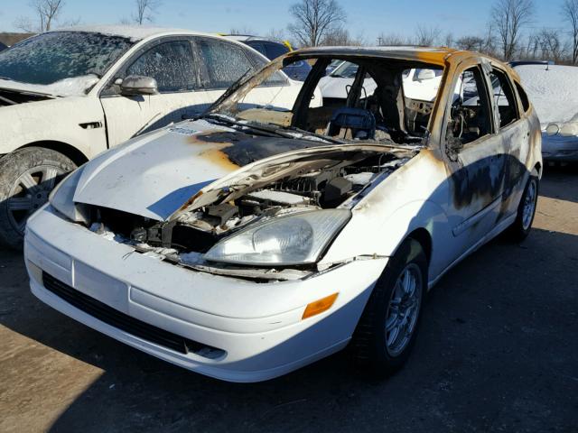 3FAFP37342R126765 - 2002 FORD FOCUS ZX5 WHITE photo 2