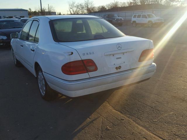 WDBJF55F3VA398169 - 1997 MERCEDES-BENZ E 320 WHITE photo 3