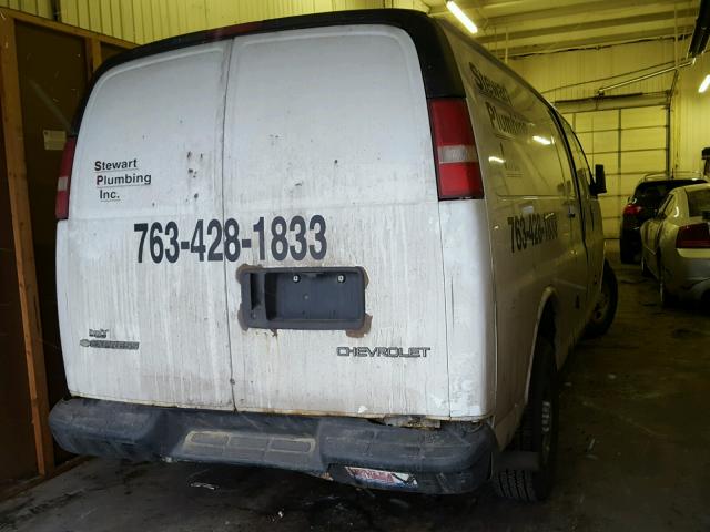 1GCHG39V051114046 - 2005 CHEVROLET EXPRESS G3 WHITE photo 4