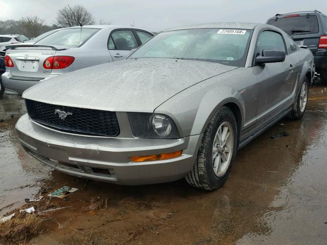 1ZVHT80N485151522 - 2008 FORD MUSTANG SILVER photo 2