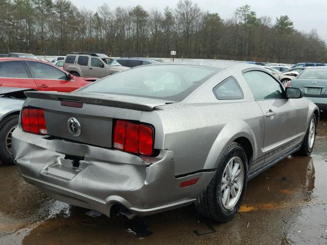 1ZVHT80N485151522 - 2008 FORD MUSTANG SILVER photo 4