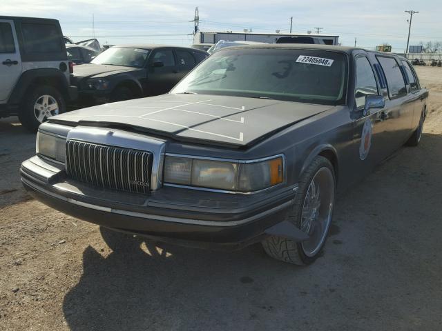1LNLM81W4RY649670 - 1994 LINCOLN TOWN CAR E GRAY photo 2