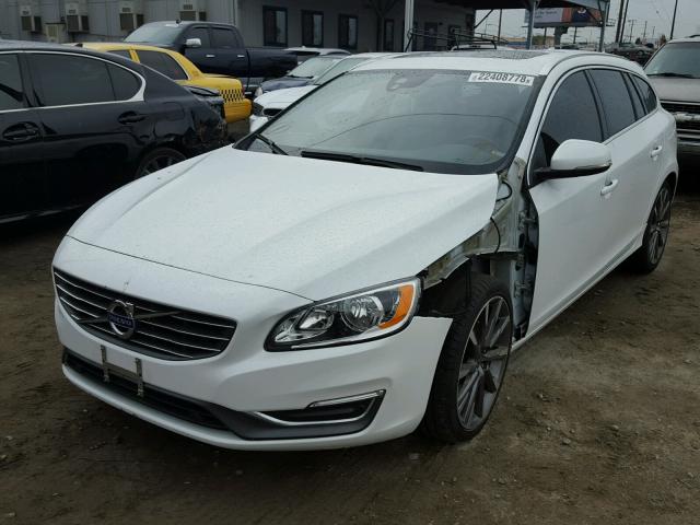 YV140MEK6F1253260 - 2015 VOLVO V60 PREMIE WHITE photo 2