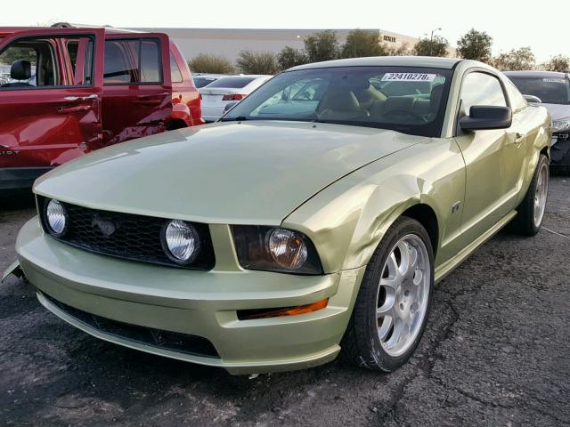 1ZVFT82H965153763 - 2006 FORD MUSTANG GT GREEN photo 2