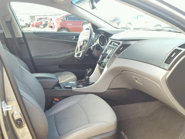 5NPEC4ABXDH780893 - 2013 HYUNDAI SONATA SE GRAY photo 5