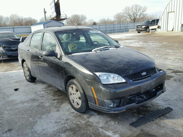 1FAFP34NX6W161772 - 2006 FORD FOCUS ZX4 BLACK photo 1