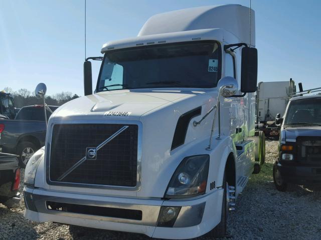 4V4NC9TH5AN286536 - 2010 VOLVO VN VNL WHITE photo 2