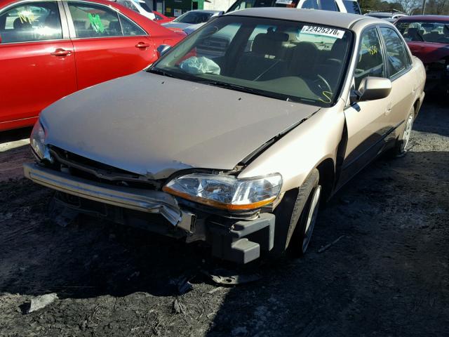 1HGCG164XYA027089 - 2000 HONDA ACCORD LX GOLD photo 2