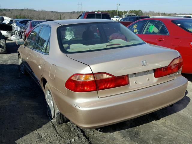 1HGCG164XYA027089 - 2000 HONDA ACCORD LX GOLD photo 3