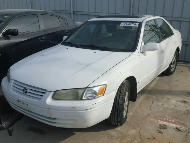 JT2BF28K6X0220304 - 1999 TOYOTA CAMRY LE WHITE photo 2