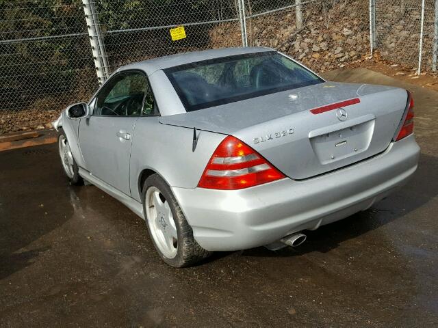 WDBKK65F71F229775 - 2001 MERCEDES-BENZ SLK 320 SILVER photo 3