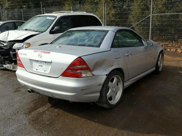 WDBKK65F71F229775 - 2001 MERCEDES-BENZ SLK 320 SILVER photo 4