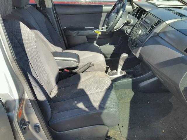 3N1BC13E09L393966 - 2009 NISSAN VERSA S GRAY photo 5