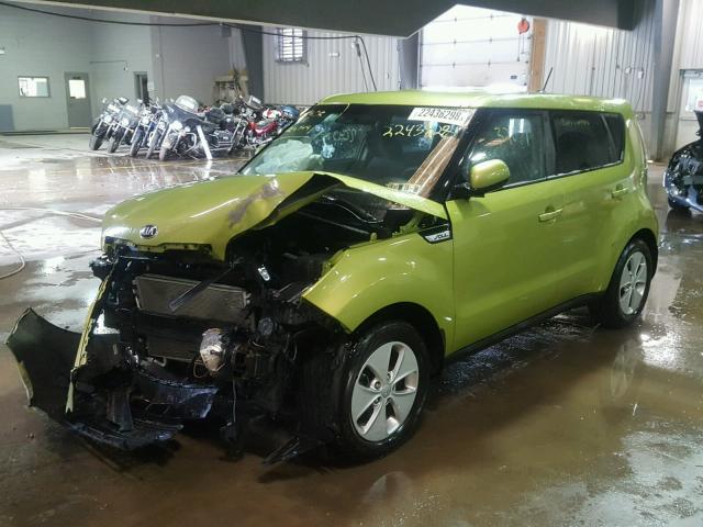 KNDJN2A20F7760012 - 2015 KIA SOUL GREEN photo 2