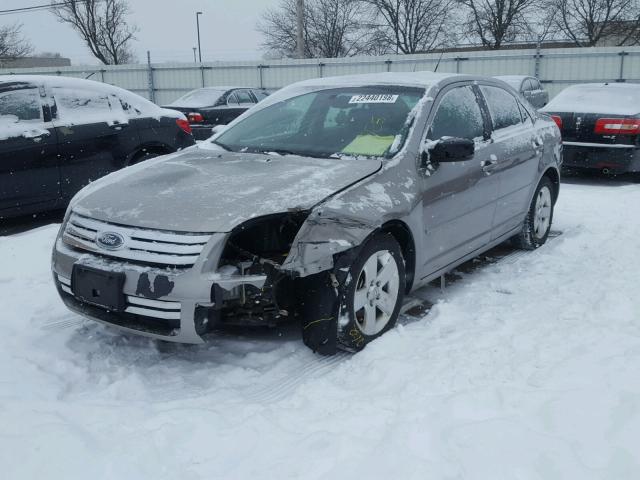 3FAHP07Z18R242929 - 2008 FORD FUSION SE SILVER photo 2