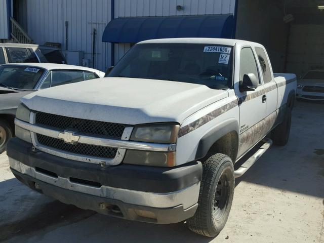 1GCHC29294E268130 - 2004 CHEVROLET SILVERADO WHITE photo 2