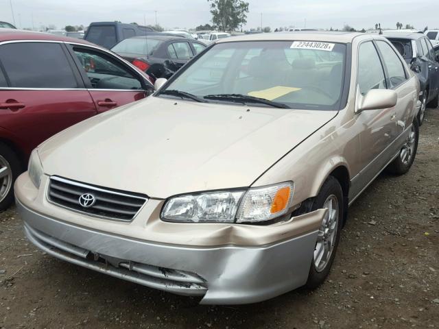 JT2BF22K010329907 - 2001 TOYOTA CAMRY CE GOLD photo 2