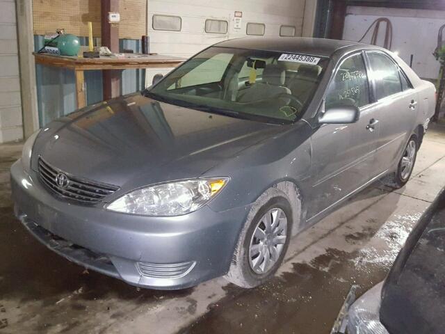 4T1BE30K35U514353 - 2005 TOYOTA CAMRY LE GRAY photo 2