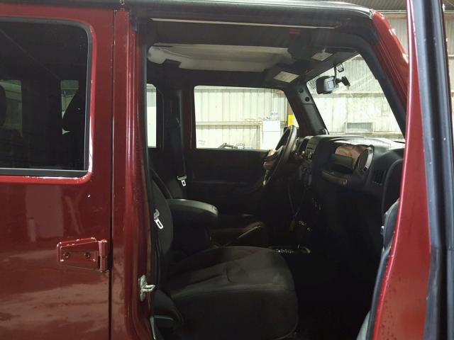 1C4HJWDG0DL558431 - 2013 JEEP WRANGLER U MAROON photo 5