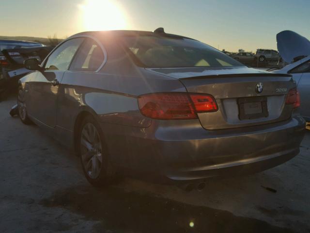 WBAKE5C55BE754979 - 2011 BMW 328 I SULE SILVER photo 3