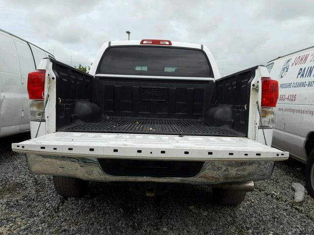 5TFEY5F19AX081536 - 2010 TOYOTA TUNDRA CRE WHITE photo 9