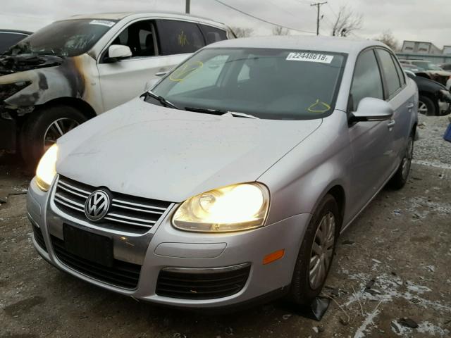 3VWJX7AJ1AM079920 - 2010 VOLKSWAGEN JETTA S Gümüş foto 2