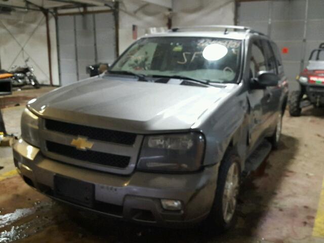 1GNDT13S882232641 - 2008 CHEVROLET TRAILBLAZE GRAY photo 2