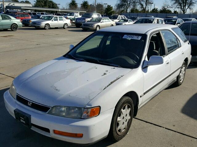 1HGCE1825VA004249 - 1997 HONDA ACCORD LX WHITE photo 2