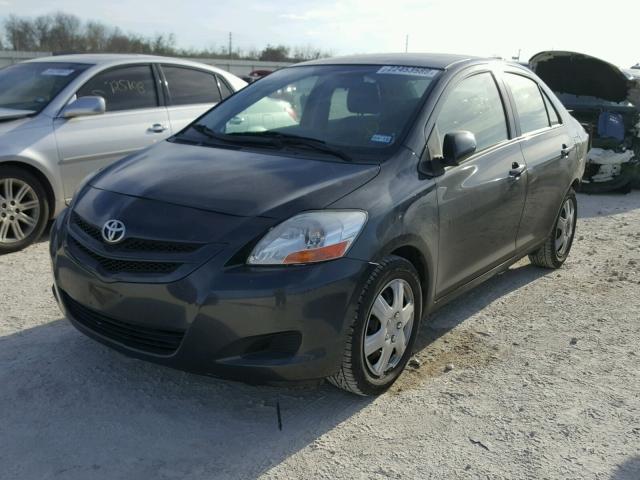 JTDBT923884038401 - 2008 TOYOTA YARIS GRAY photo 2