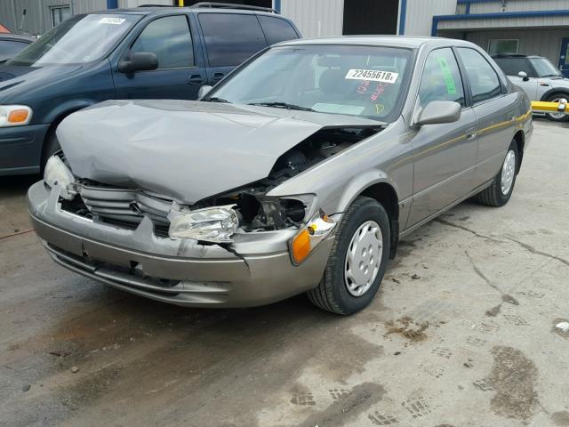 4T1BG22K6WU349675 - 1998 TOYOTA CAMRY CE TAN photo 2