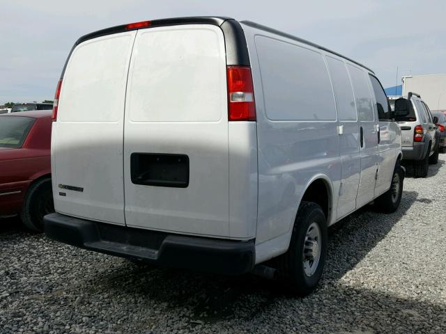 1GCWGAFF2H1129676 - 2017 CHEVROLET EXPRESS G2 WHITE photo 4