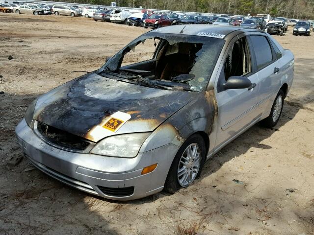 1FAFP34N85W226679 - 2005 FORD FOCUS ZX4 SILVER photo 2