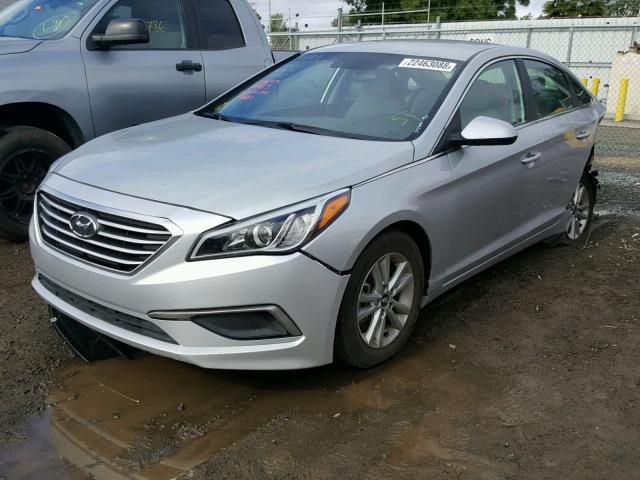 5NPE24AF8GH345025 - 2016 HYUNDAI SONATA SE SILVER photo 2