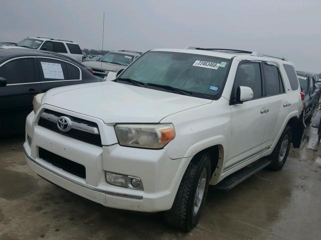 JTEZU5JR7A5011194 - 2010 TOYOTA 4RUNNER SR WHITE photo 2